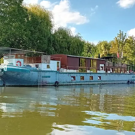 Sur L'eau Proche Paris Apartment
